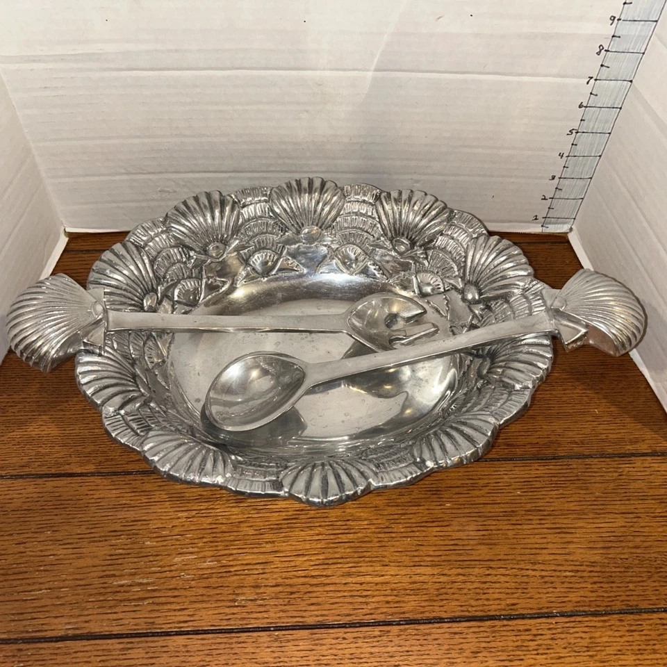 GRAN PARA SERVIR/ENSALADERA Y UTENSILIOS DE ALUMINIO CON MOTIVO DE CONCHA MARINA Foto 1 de 4