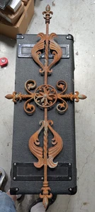 Hierro Metal Flor De Lis Pergamino Frontón Colgante Pared Arte Decoración 36" x 13" - Imagen 1 de 20