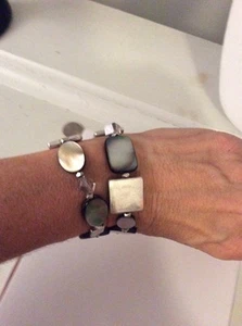 $45 Kenneth Cole New York Silver-Tone Shell Bead Stretch Bracelet 170c - Picture 1 of 3