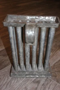 Primitivo Antiguo Estaño Metal 12 Agujeros Tubo Cónico Fabricación de Velas Molde Mango - Imagen 1 de 7