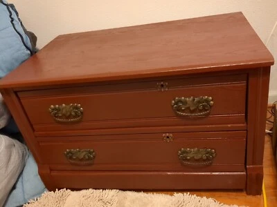 Antiguo cofre vintage de dos cajones Noble Mansion Foto 1 de 4