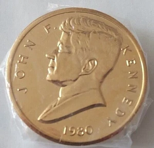 1980 JOHN F. KENNEDY COMMEMORATIVE INAUGURATED PRESIDENT MEDAL & STAMP - Picture 1 of 3