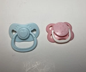 Vintage hellblau und rosa Baby Puppe Schnuller 2 Stück A5 - Bild 1 von 5