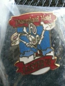 Pin, Disney EASTER 1995 Cast unopened in its own individual bag, VINTAGE Rare! - Picture 1 of 2