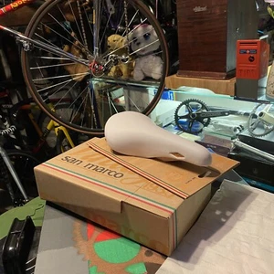 NOS / NEW (WHITE) 2007 SELLE SAN MARCO ROLLS SADDLE - IN BOX - ITALIA - CONCOR - Picture 1 of 21