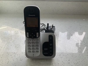 Panasonic KX-TGC220E Digital Cordless Phone With Answering Machine In White VGC. - Picture 1 of 6