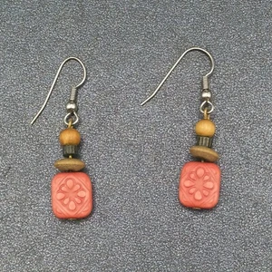 Pierced Earrings Silver tone Hook Red Plastic Flower Wood Bead Dangle 1" - Picture 1 of 10