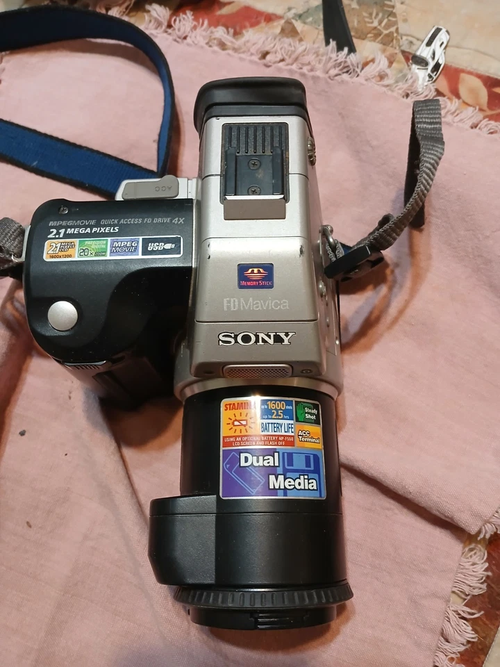 Цифровая камера Sony Mavica MVC-FD91 0,8 Мп - черная и серебристая металлик - Изображение 1 из 4