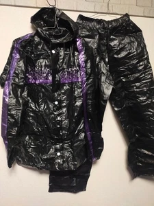 Chaqueta a rayas moradas negra y pantalón negro PVC trajes de lluvia con capucha ropa de lluvia - Imagen 1 de 18