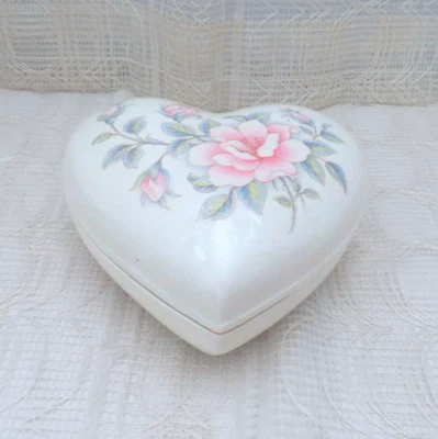 Plato de baratija de corazón de cerámica con tapa hecho a mano, caja del tesoro de decoración de rosas para joyería Foto 1 de 4