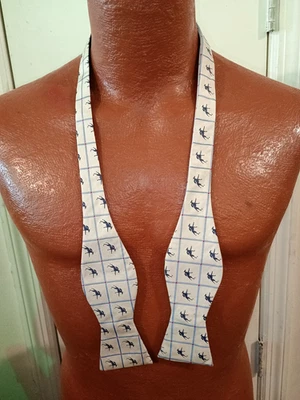 Pajarita de seda ajustable PenSee para hombre. Foto 1 de 2