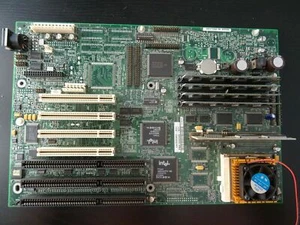Socket 5 Motherboard + Intel Pentium 90MHZ + Onboard Creative Vibra Soundcard - Picture 1 of 4