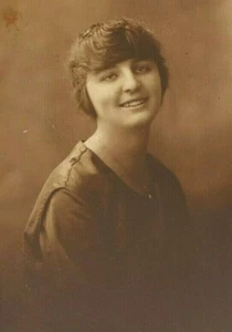 Foto armadio vintage di ragazza adolescente Emily S MacDonald 4" x 5" - Foto 1 di 4