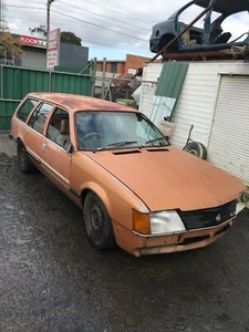 COMMODORE VH MOTOR 4.2 V8 4 SPEED BOX DIFF DRIVES OK DAMAGED VH WAGON - Picture 1 of 15