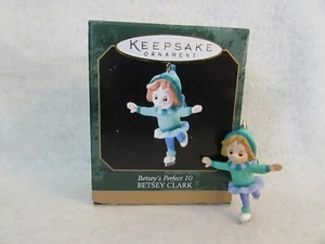 Hallmark Betsey's Perfect 10 1999 adorno en miniatura, Betsy Clark QXM4609 - Imagen 1 de 2