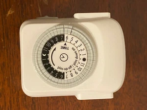 Grounded 24 Hour Mechanical 3 Prong Timer. Indoor Use - Picture 1 of 4