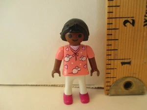 Playmobil figure MODERN GIRL W/ BLACK HAIR IN PINK SHIRT W/ IMAGES OF MICE - Picture 1 of 6