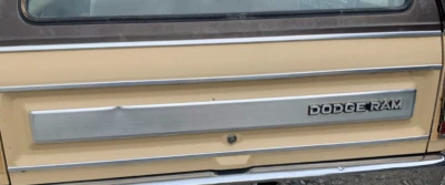 Camión Dodge Ram 1981-1990 Ramcharger puerta trasera panel de moldura Foto 1 de 3