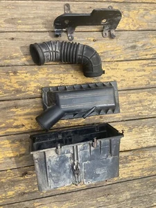 Jeep Wrangler YJ 1991-1995 2.5  4 Cylinder Air Cleaner Hose Box Lid & Bracket - Picture 1 of 12