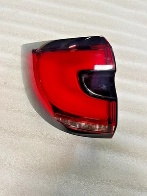 Lámpara trasera izquierda genuina Mopar 68424931AC OEM Chrysler Pacifica Voyager Foto 1 de 4