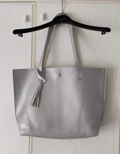 Borsa color argento, a spalla, chiusa con magnete - Foto 1 di 1