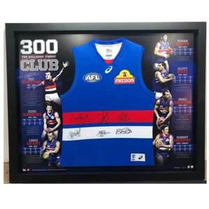 WESTERN BULLDOGS HAND SIGNED FRAMED 300 CLUB JUMPER WHITTEN MURPHY GRANT HAWKINS - Picture 1 of 1