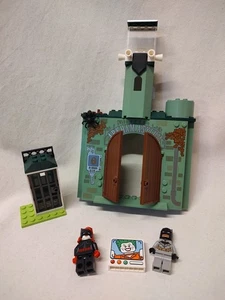LEGO 76138 BATMAN & THE JOKER ESCAPE ARKHAM PUERTAS DE ASILO PIEZAS INCOMPLETAS - Imagen 1 de 3