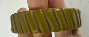 Vintage Bracelet Bakelite Bangle Olive Green Carved Stripe Wide - Picture 1 of 6