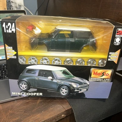 MAISTO MINI COOPER 1/24 2002 DIE CAST METAL MODEL KIT - Image 1 of 4