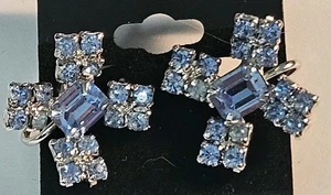 Bonitos pendientes clásicos de cristal azul aciano vintage años 40 atornillados - Imagen 1 de 5