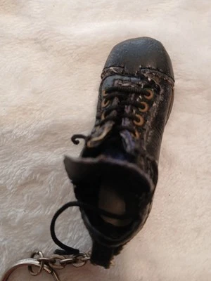 Réplica de cuero CLEAT diseño auténtico con cuerdas y ojales llavero desmontable Foto 1 de 4