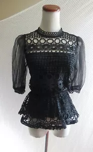 NUEVO IRIS Negro GANCHILLO ENCAJE Cuello Simulado MANGA PUFF Peplum BRUJA Gótico Vamp TOP S - Imagen 1 de 5