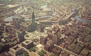 Postal de 1955 del centro de Cleveland Ohio vista aérea que muestra la torre de la terminal - Imagen 1 de 2