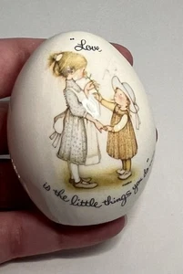 Keramik Ei Deko Vintage Stechpalme Hobbie "Love Is The Little Things You Do" - Bild 1 von 16