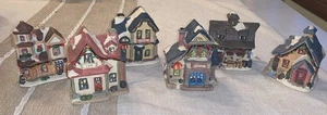 Beleuchtetes Mini Dorf Deko Weihnachten Bäckerei Scheune Cafe Gasthaus Keramik Haus - Bild 1 von 9