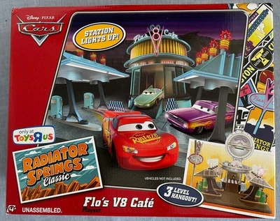 💎¡Nuevo! RARO Disney Pixar RADIADOR RESORTES Coches Flo's V8 Café Juego Juguetes R Us Foto 1 de 4