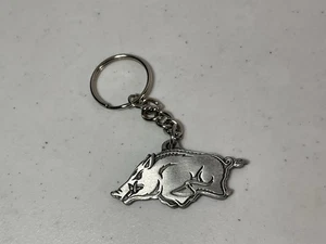 Llavero de peltre ARKANSAS RAZORBACKS. 2,25” de largo. NUEVO. - Imagen 1 de 3