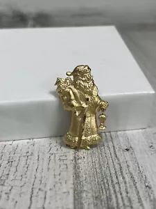 Vintage Made in USA Gold Tone Father Christmas Santa Holding Lantern Brooch Pin - Picture 1 of 9
