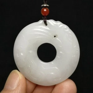 Colgante de 2 pulgadas antiguo chino blanco tallado dragón bestia Yu Bi colección de regalo - Imagen 1 de 9