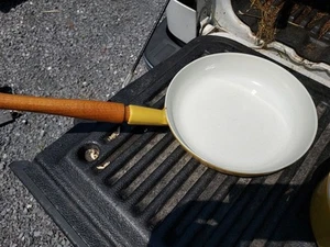 "Sartén de hierro fundido esmaltada amarilla DESCOWARE Bélgica 9,5"" mango de madera #23-B" - Imagen 1 de 8