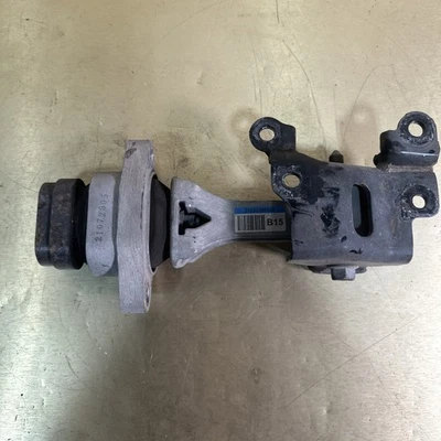 Montaje de motor KIA Forte 2022 puntal de par inferior delantero OEM Foto 1 de 4