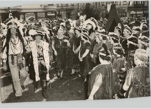 Persone che si vestono da NATIVI AMERICANI per COLUMBUS DAY. Foto stampa 1944 - Foto 1 di 2