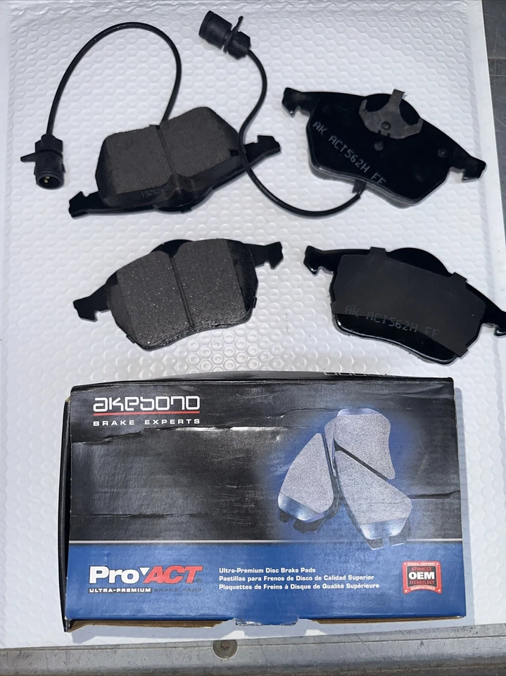 Pastillas de freno delanteras cerámica audi a4, a6, a8 quattro akebono act555 pro-act Foto 1 de 4