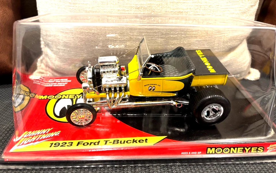 New! Johnny Lightning ~Mooneyes 1923 Ford T Bucket Yellow Blown Hemi 1 /18 Scale - Image 1 of 4