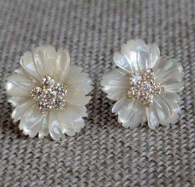 Aretes con flores de circonita cúbica de madreperla de oro amarillo de 14 K Foto 1 de 4