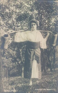 RUMÄNIEN Frau trägt Wasser 1910 RPPC - Bild 1 von 2
