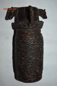SCATOLA SALE IFUGAO, CANI SUL COPERCHIO, BEL RATTAN, INSOLITO, STRAORDINARIO 1900S 9" PROV - Foto 1 di 3
