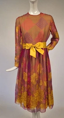 КРАСИВОЕ ВИНТАЖНОЕ ШЕЛКОВОЕ ШИФОНОВОЕ ПЛАТЬЕ 1970-Х С ЦВЕТОЧНЫМ РИСУНКОМ + ЕЛОЧКОЙ ОТ TASSELL - Изображение 1 из 4