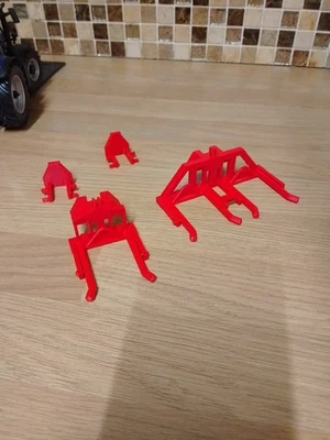 Bale Lifter Set 1/32 Scale Suitable For Most Britain's/Siku Farm Models - Image 1 of 4