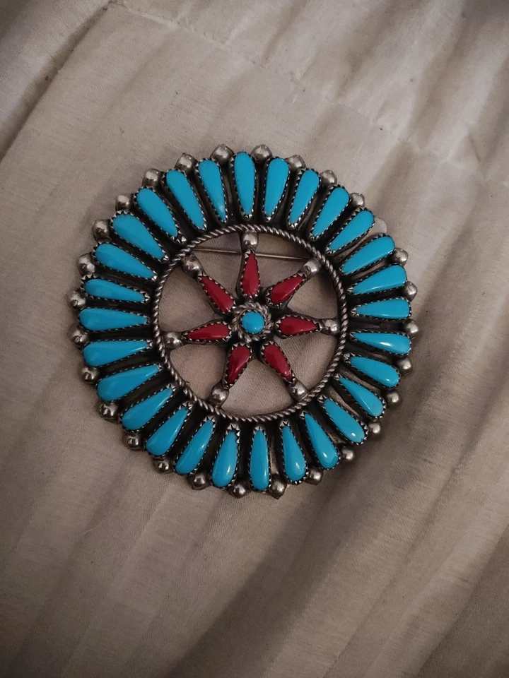 ANTIGUO BROCHE PRENDEDOR nativo americano Zuni turquesa y coral rojo pequeño punto. Foto 1 de 4